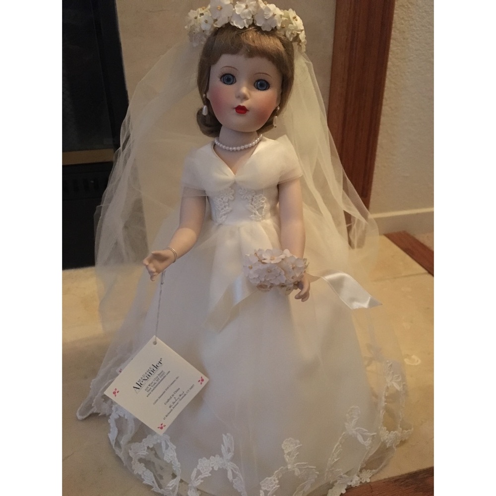 2000 MADAME ALEXANDER Danbury Mint Bride Doll